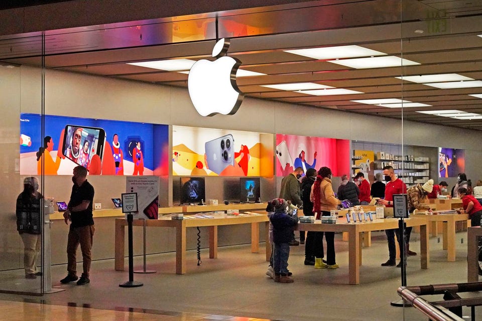 Apple Sees Rising Senior Executive Turnover Amid Shakeup