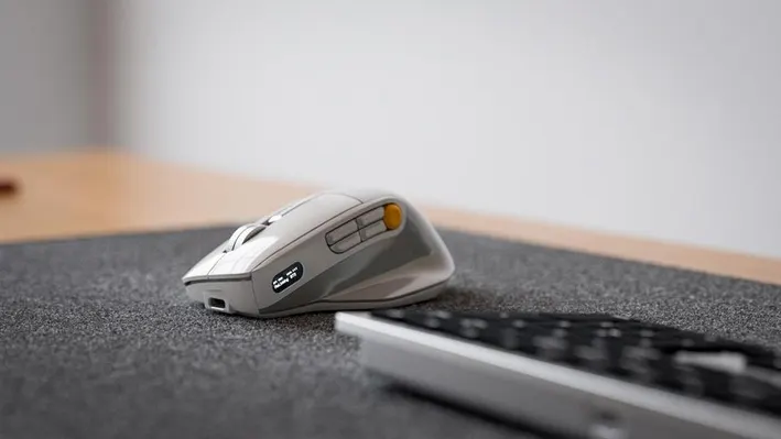 Alogic Crux Wireless Mouse Adds Display and 9 Buttons